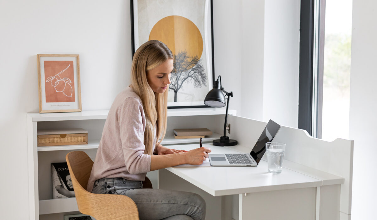 Harmonie et Fonction : Bureau escamotable115 cm - La Réponse Élégante aux Petits Espaces Urbains