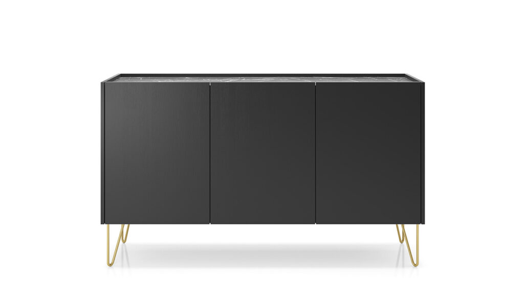 Simplicité rencontre sophistication : le buffet Alicia Kamazza 144 cm, avec trois portes élégantes et des pieds dorés, un classique modernisé pour votre intérieur.