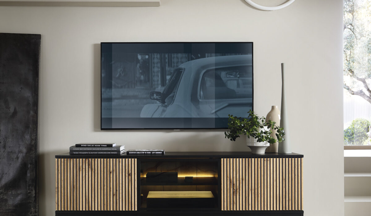 Meuble TV MAEL élégant, pratique, avec trois portes pour un rangement optimal