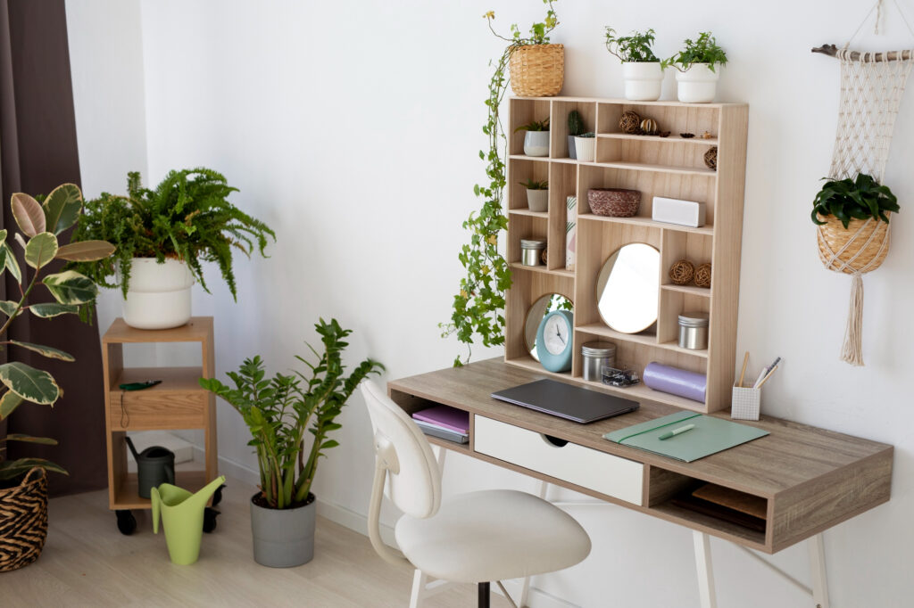 Créer un bureau d'appoint à la maison : exemple de bureau esthétique et bien rangé.