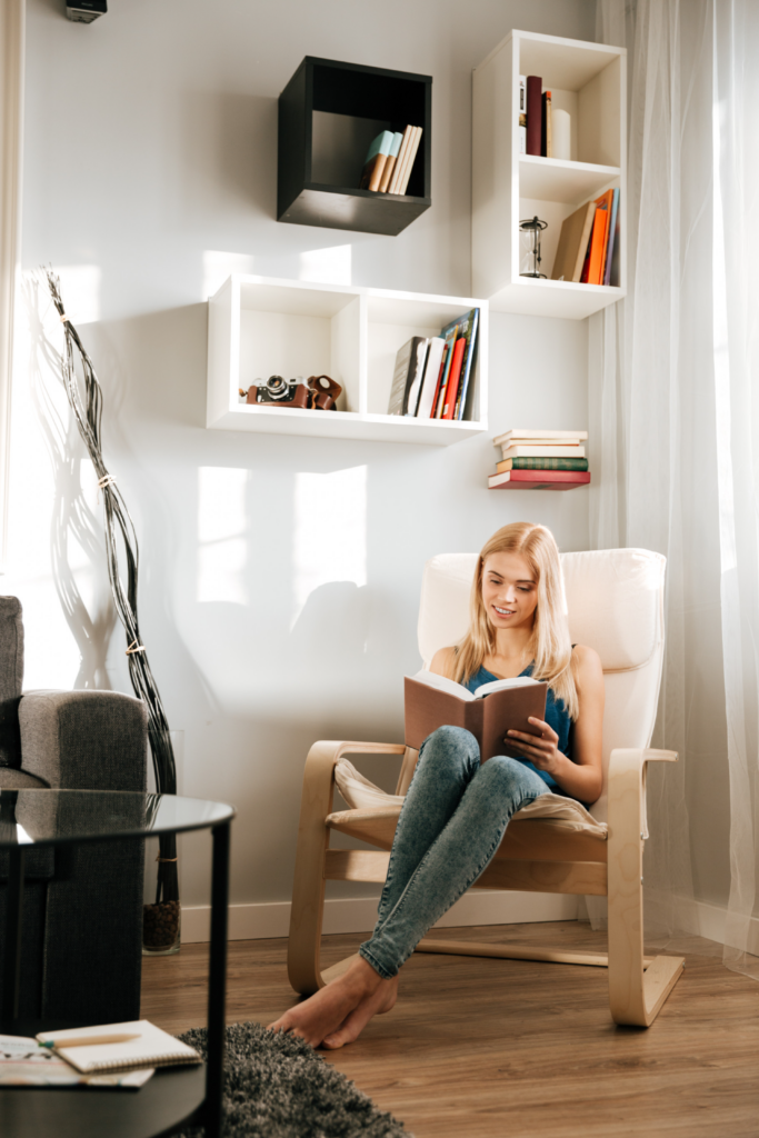 Aménagez un coin lecture avec fauteuil et petite bibliothèque.