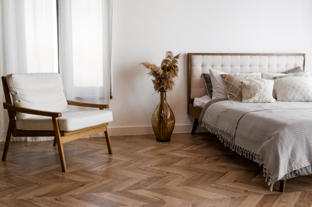 20 astuces pour aménager un garage en chambre comme un pro ! Posez un revêtement de sol chaleureux comme du parquet ou un sol souple pour apporter une ambiance cosy.