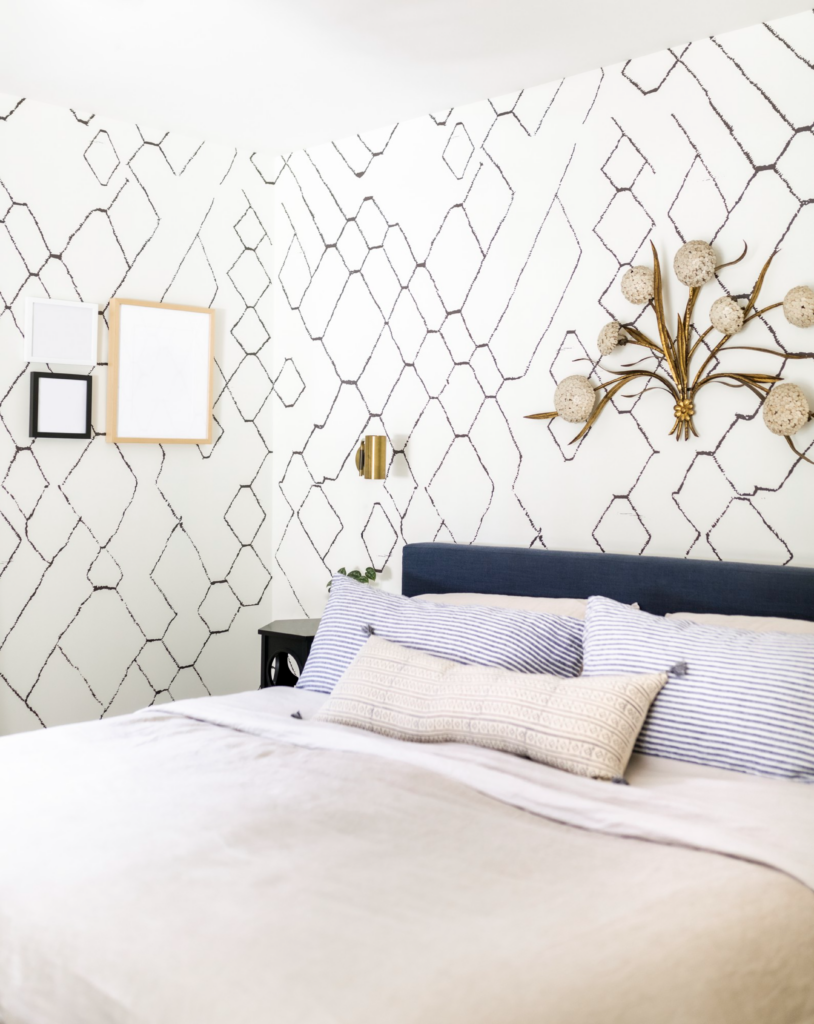 Personnalisez la tête de lit avec papier peint ou panneaux décoratifs.