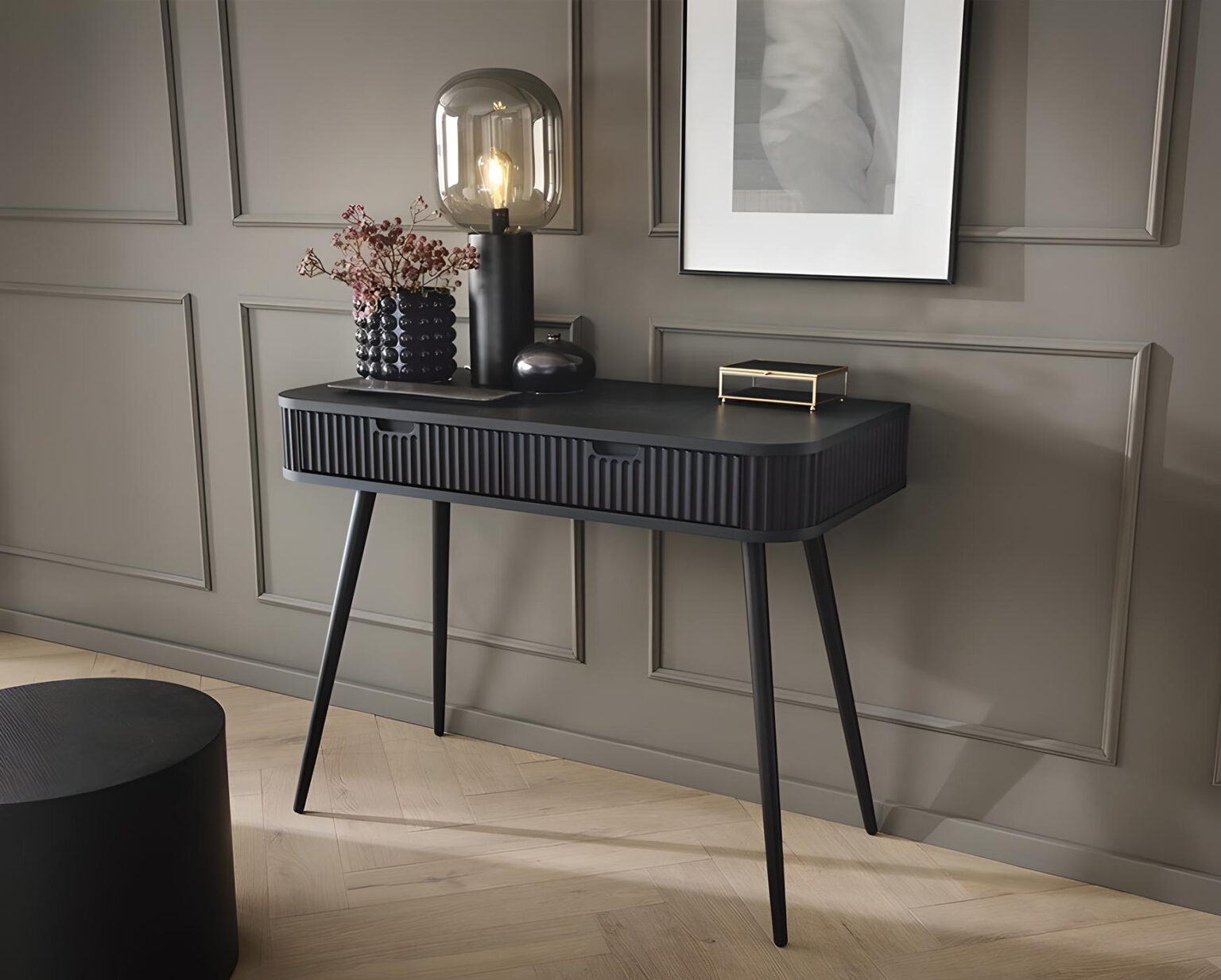 Alliez esthétique et utilité avec la console noire IRIS, parfaite pour un intérieur contemporain