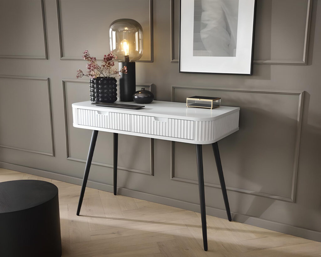 Améliorez votre décoration avec la console IRIS blanche, parfaite pour un look moderne et épuré