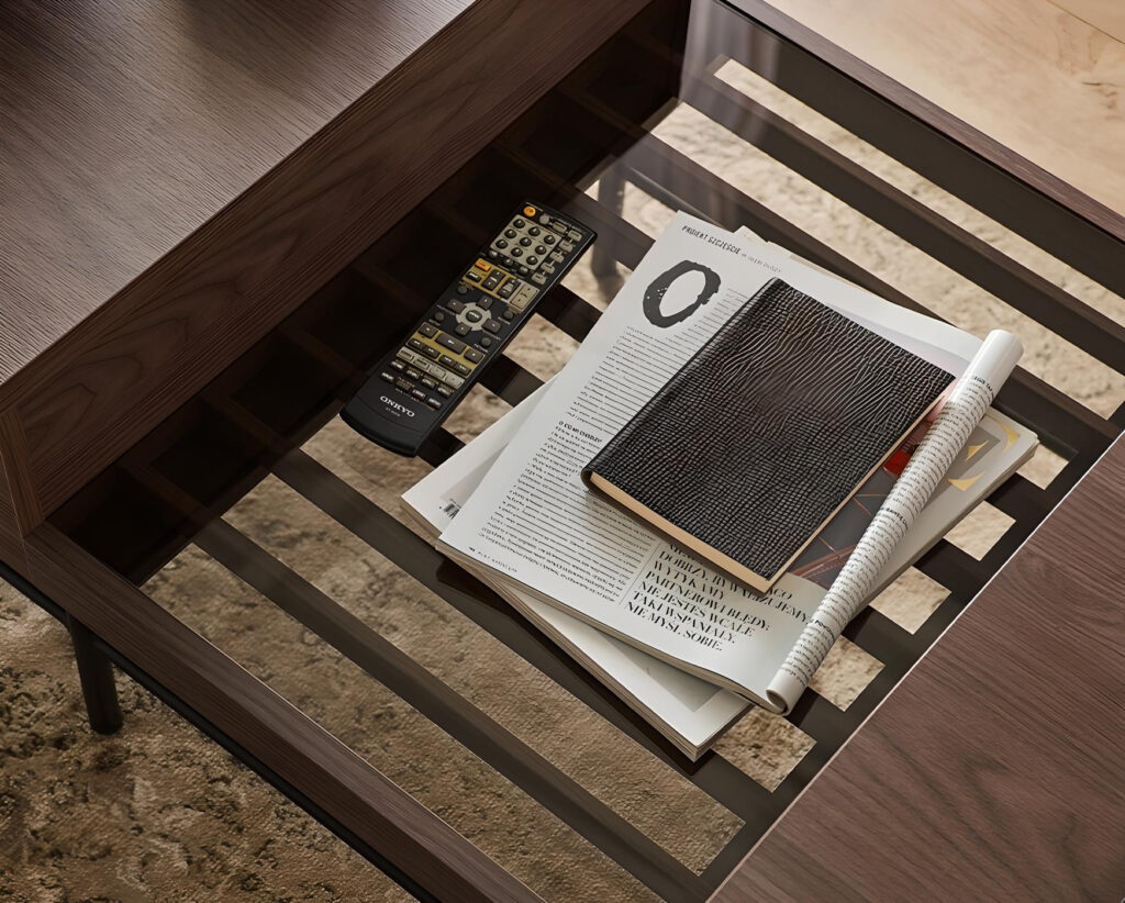 Avec ses compartiments cachés et son large plateau, la table basse CARENNE est l’accessoire idéal