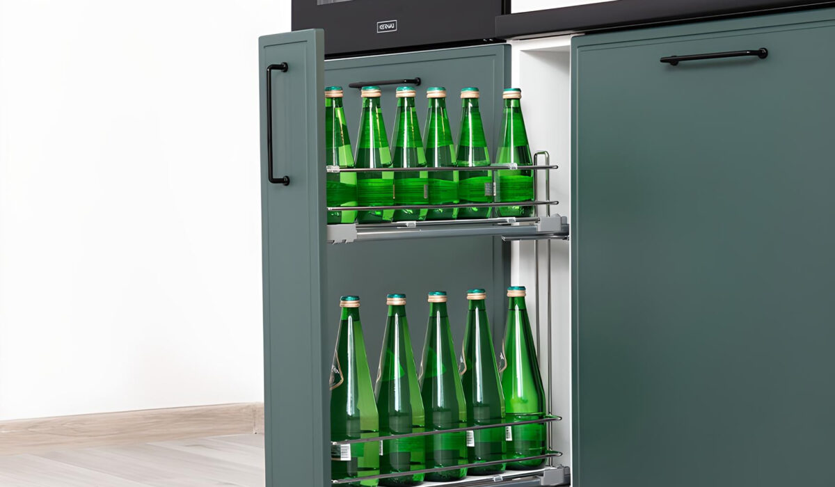 Compartiment intégré dans la Cuisine complète option four et lave-vaisselle encastrable verte 270 cm LYNN, l'alliance parfaite de l'esthétique et de la fonctionnalité offre un rangement accessible pour les boissons