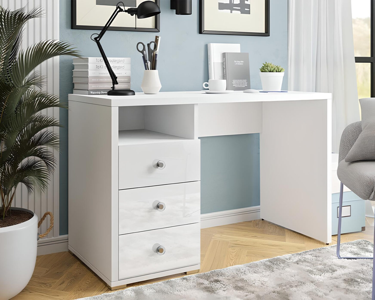 Le bureau MILA de 120 cm avec 3 tiroirs et 1 étagère offre un espace de travail pratique et élégant