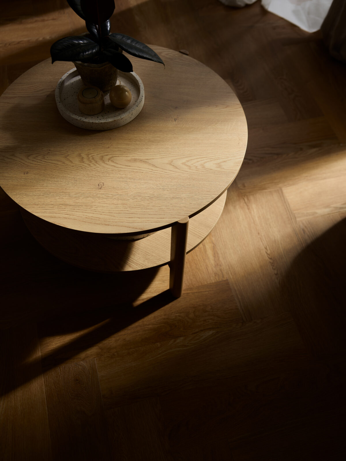 Table basse ronde avec étagère pivotante 70 cm - JADE pour un intérieur tendance