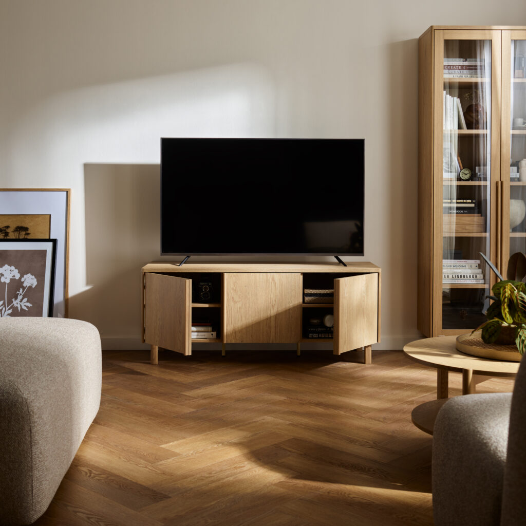 Optez pour le meuble TV 3 portes 138 cm chêne - JADE pour un espace organisé et fonctionnel