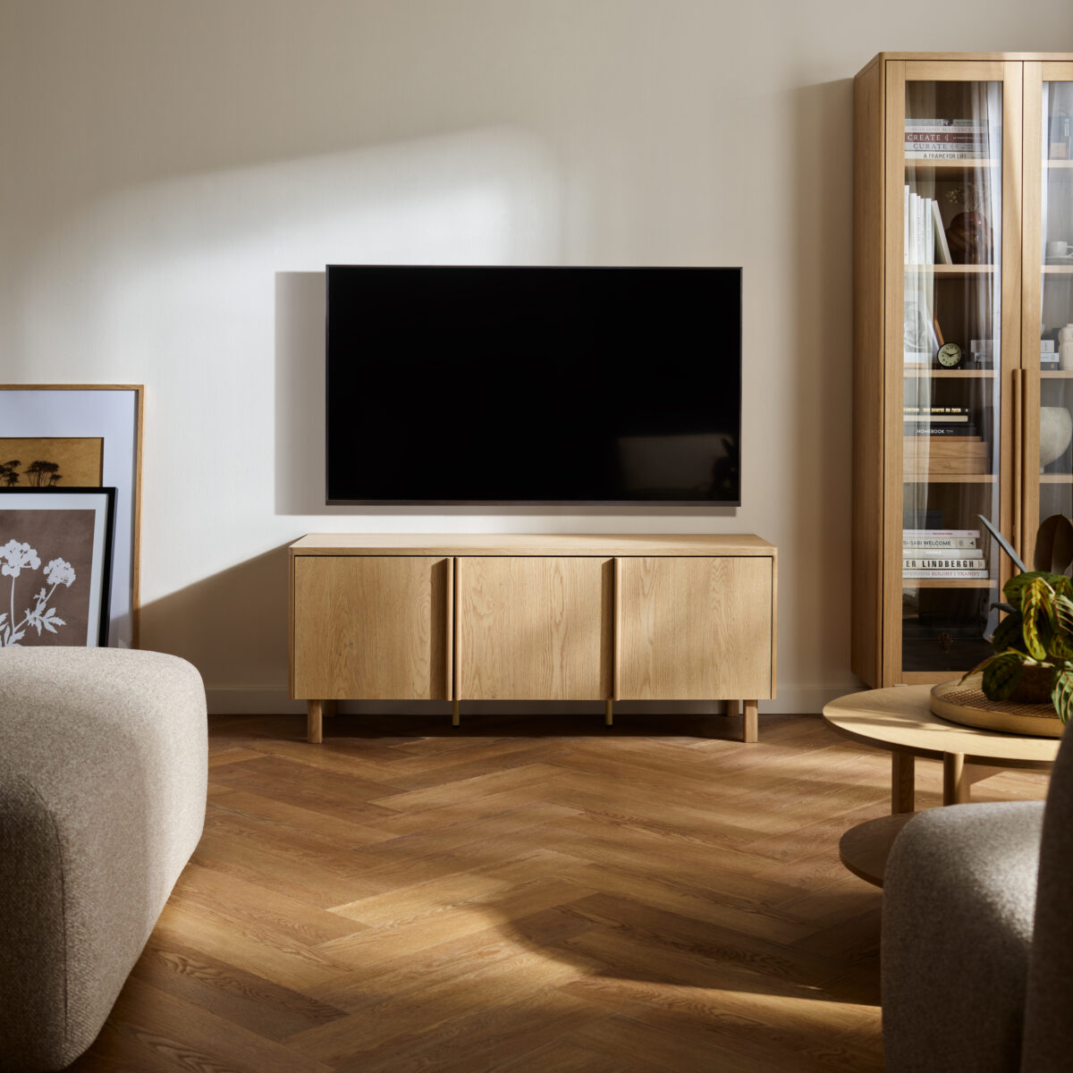Optez pour le meuble TV 3 portes 138 cm chêne - JADE pour un gain de place dans votre intérieur