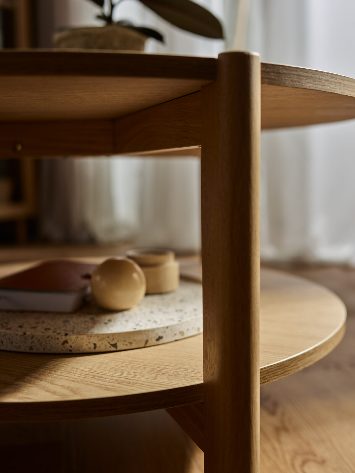 Optez pour la table basse ronde chêne JADE pour un intérieur apaisant