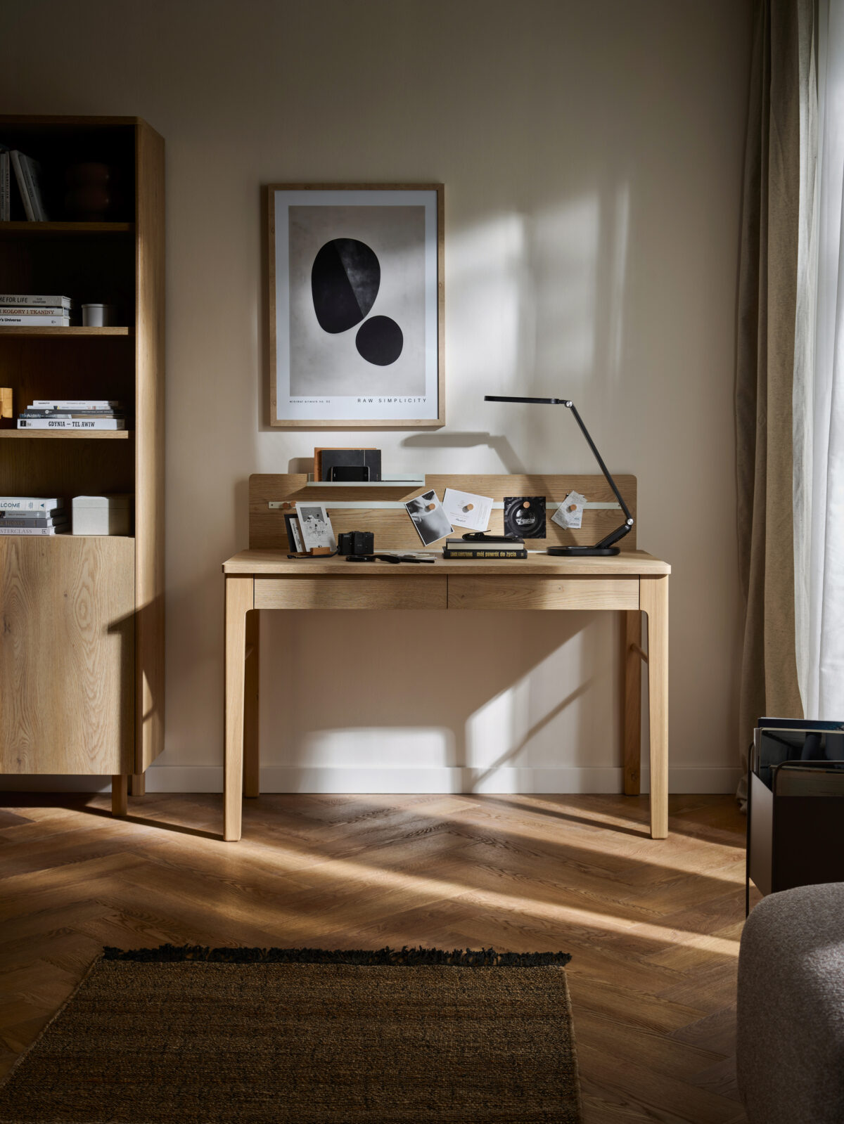 Le bureau 2 tiroirs 123 cm chêne - JADE apporte de la chaleur à votre espace de travail grâce à ses finitions chêne